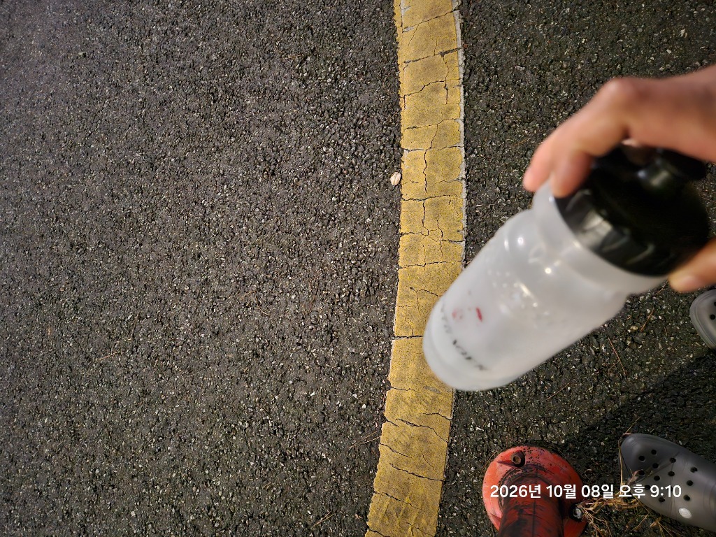 장거리 러닝 및 지속주 훈련 시 수분과 전해질을 보충하는 러너의 스포츠 보틀 실측