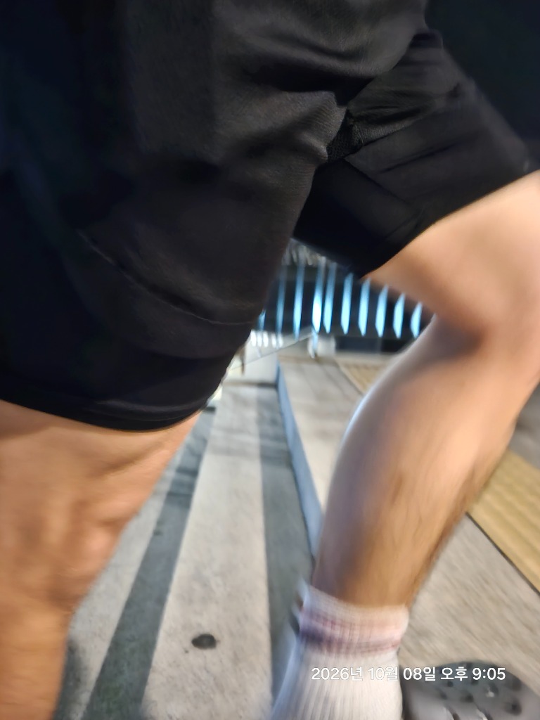 계단 단차 끝에 발 앞꿈치를 올리고 종아리 가자미근과 대퇴사두근의 편심성 부하를 훈련하는 러너 실측 모습